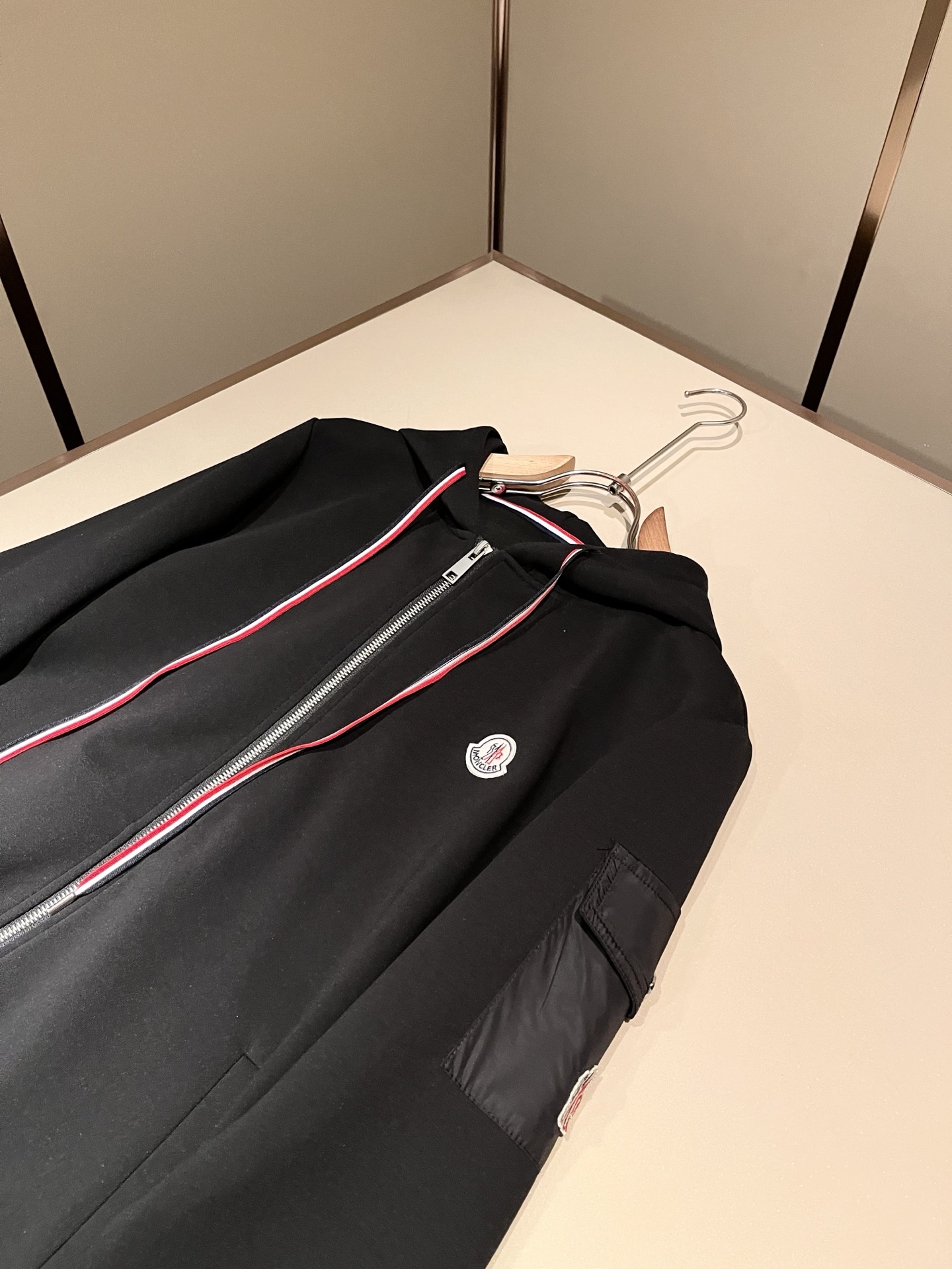 Moncler蒙家 2026秋冬最新男女同款👫贸易订单休闲套装,全品相!!网红款!采用logo图案徽章设计!上身舒适透气 Moncler蒙家 2026秋冬最新男女同款👫贸易订单休闲套装,全品相!!网红款!采用logo图案徽章设计!上身舒适透气