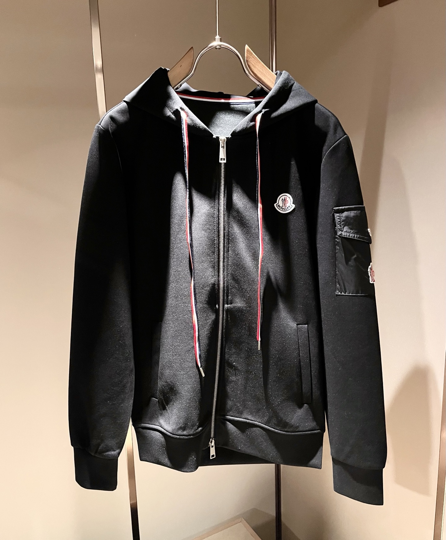 Moncler蒙家 2026秋冬最新男女同款👫贸易订单休闲套装,全品相!!网红款!采用logo图案徽章设计!上身舒适透气 Moncler蒙家 2026秋冬最新男女同款👫贸易订单休闲套装,全品相!!网红款!采用logo图案徽章设计!上身舒适透气