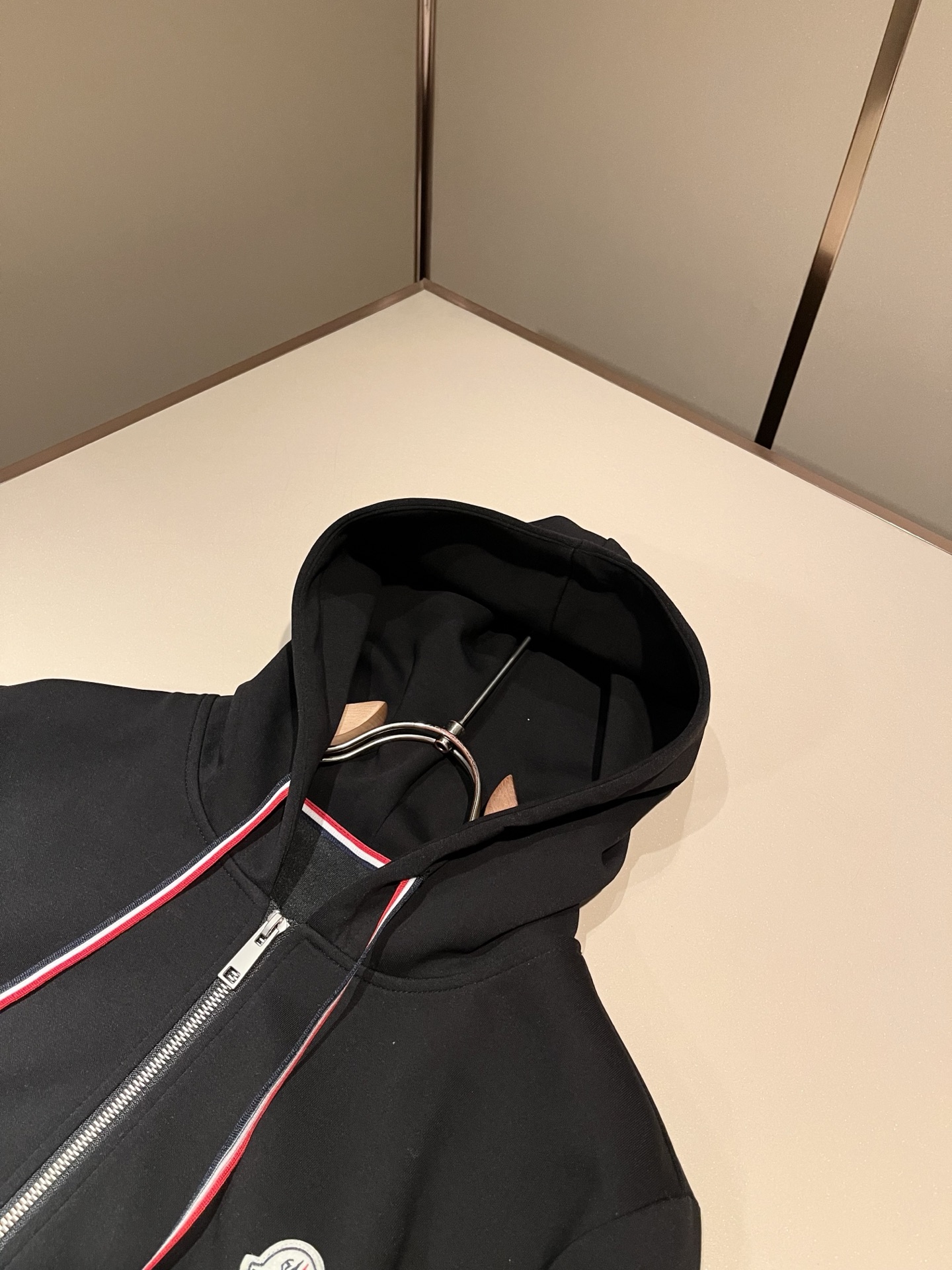Moncler蒙家 2026秋冬最新男女同款👫贸易订单休闲套装,全品相!!网红款!采用logo图案徽章设计!上身舒适透气 Moncler蒙家 2026秋冬最新男女同款👫贸易订单休闲套装,全品相!!网红款!采用logo图案徽章设计!上身舒适透气