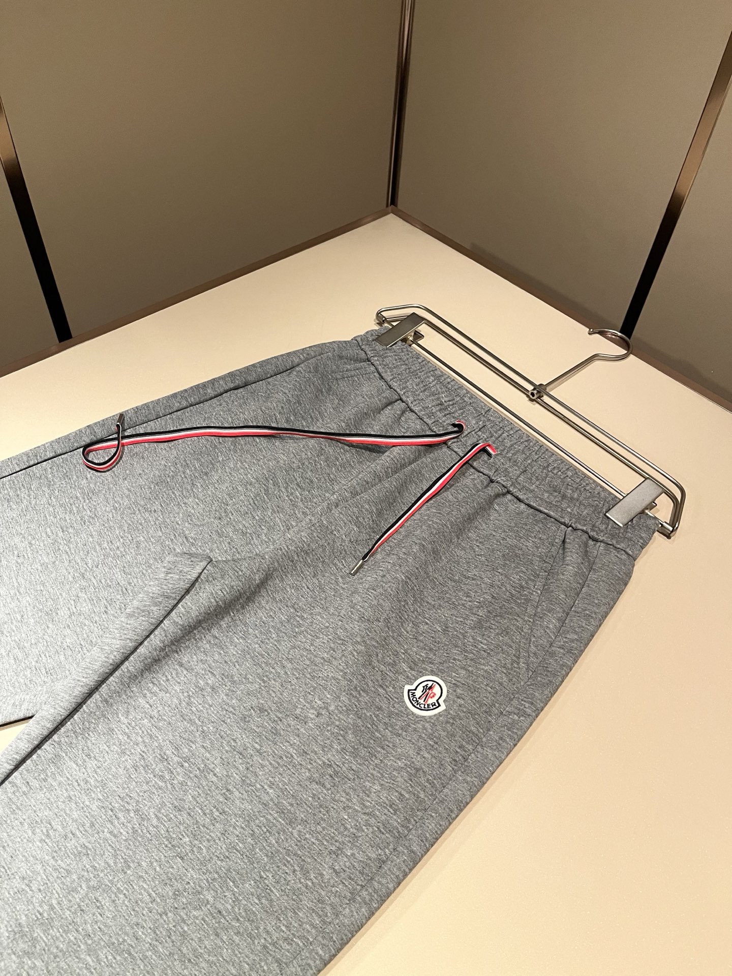 Moncler蒙家 2026秋冬最新男女同款👫贸易订单休闲套装,全品相!!网红款!采用logo图案徽章设计!上身舒适透气 Moncler蒙家 2026秋冬最新男女同款👫贸易订单休闲套装,全品相!!网红款!采用logo图案徽章设计!上身舒适透气