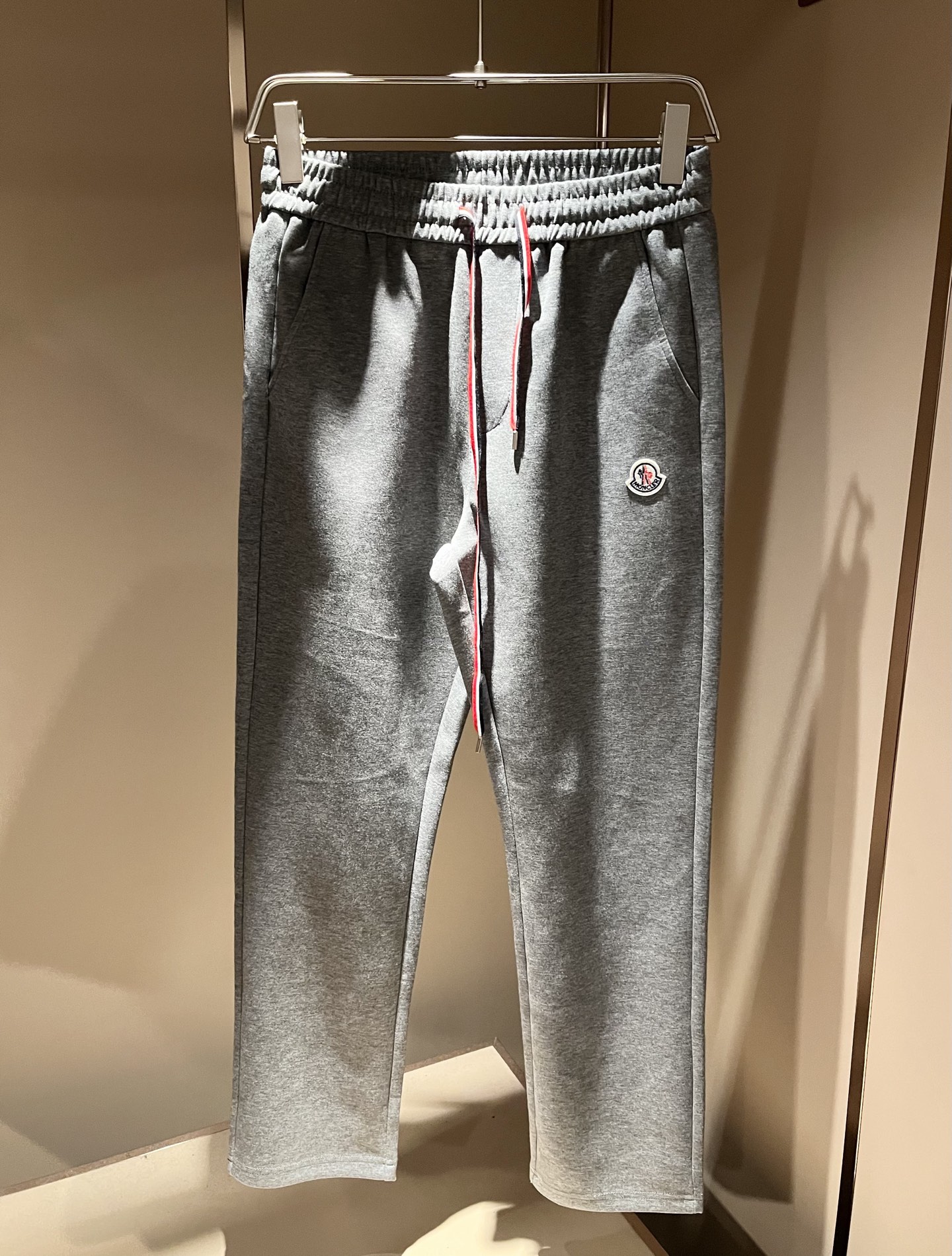 Moncler蒙家 2026秋冬最新男女同款👫贸易订单休闲套装,全品相!!网红款!采用logo图案徽章设计!上身舒适透气 Moncler蒙家 2026秋冬最新男女同款👫贸易订单休闲套装,全品相!!网红款!采用logo图案徽章设计!上身舒适透气