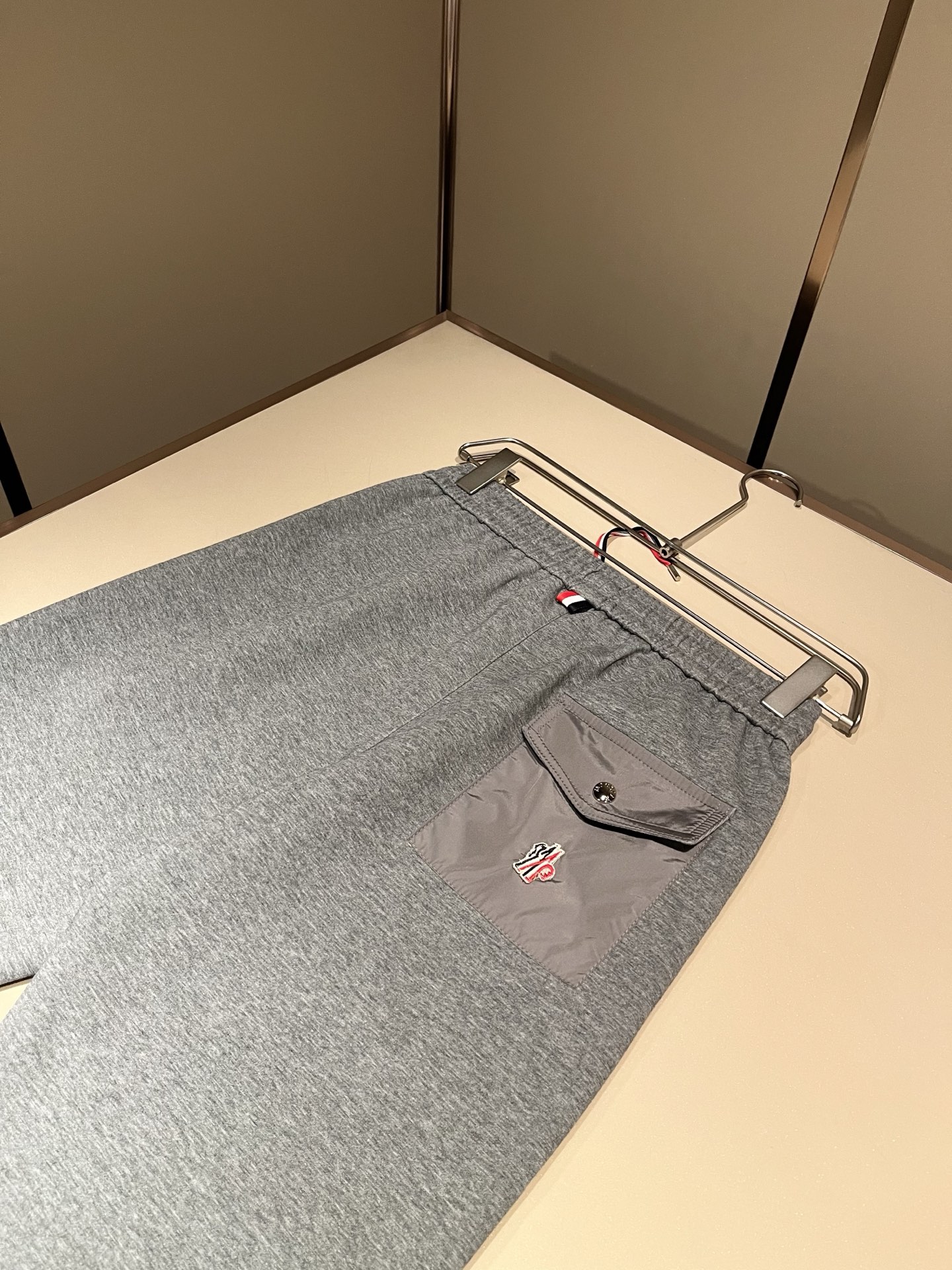 Moncler蒙家 2026秋冬最新男女同款👫贸易订单休闲套装,全品相!!网红款!采用logo图案徽章设计!上身舒适透气 Moncler蒙家 2026秋冬最新男女同款👫贸易订单休闲套装,全品相!!网红款!采用logo图案徽章设计!上身舒适透气