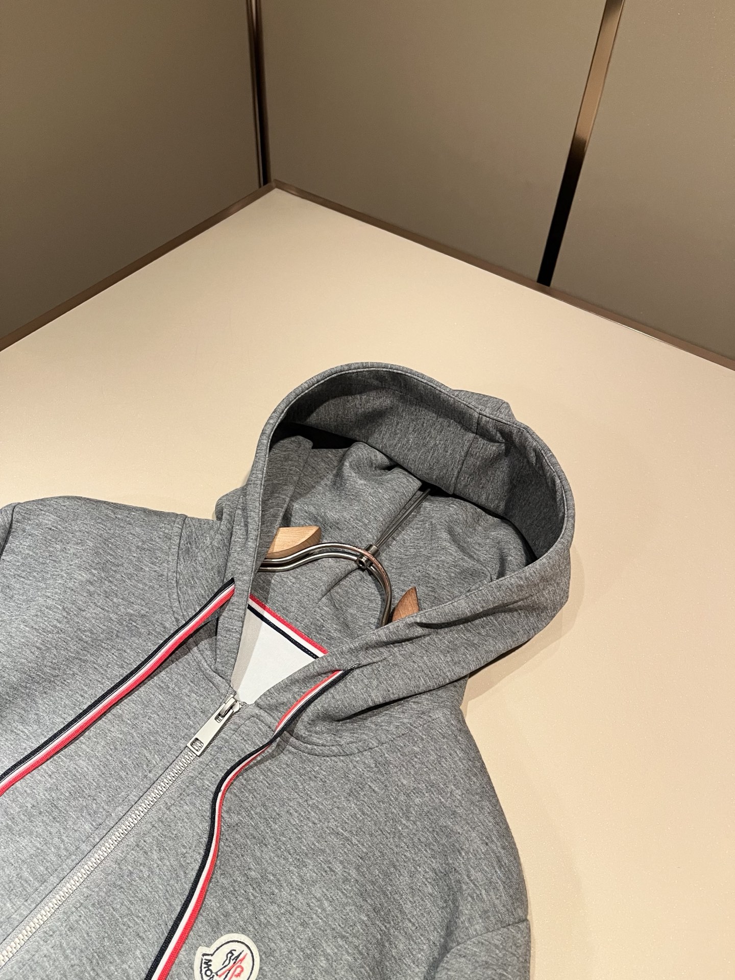 Moncler蒙家 2026秋冬最新男女同款👫贸易订单休闲套装,全品相!!网红款!采用logo图案徽章设计!上身舒适透气 Moncler蒙家 2026秋冬最新男女同款👫贸易订单休闲套装,全品相!!网红款!采用logo图案徽章设计!上身舒适透气