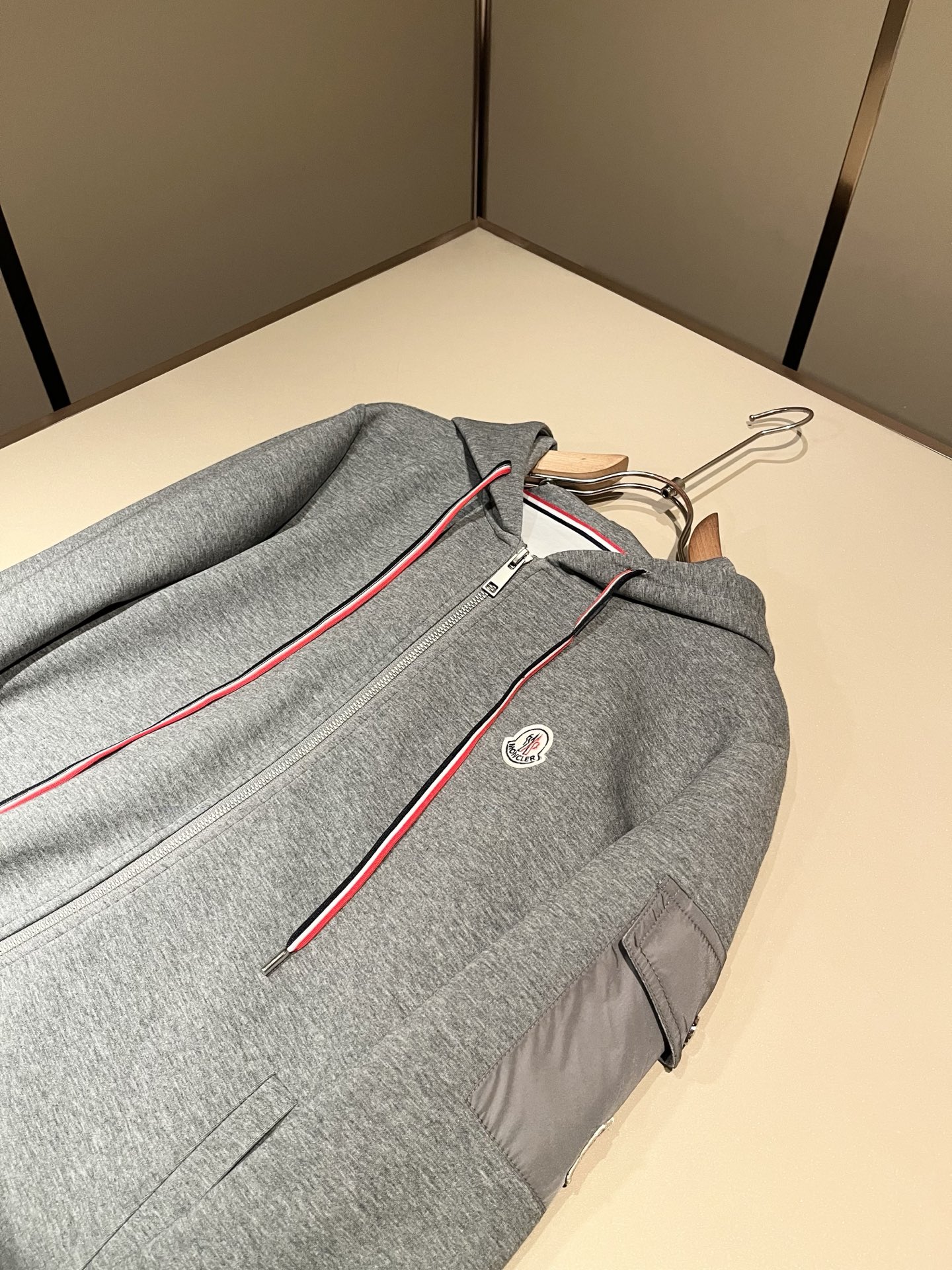 Moncler蒙家 2026秋冬最新男女同款👫贸易订单休闲套装,全品相!!网红款!采用logo图案徽章设计!上身舒适透气 Moncler蒙家 2026秋冬最新男女同款👫贸易订单休闲套装,全品相!!网红款!采用logo图案徽章设计!上身舒适透气