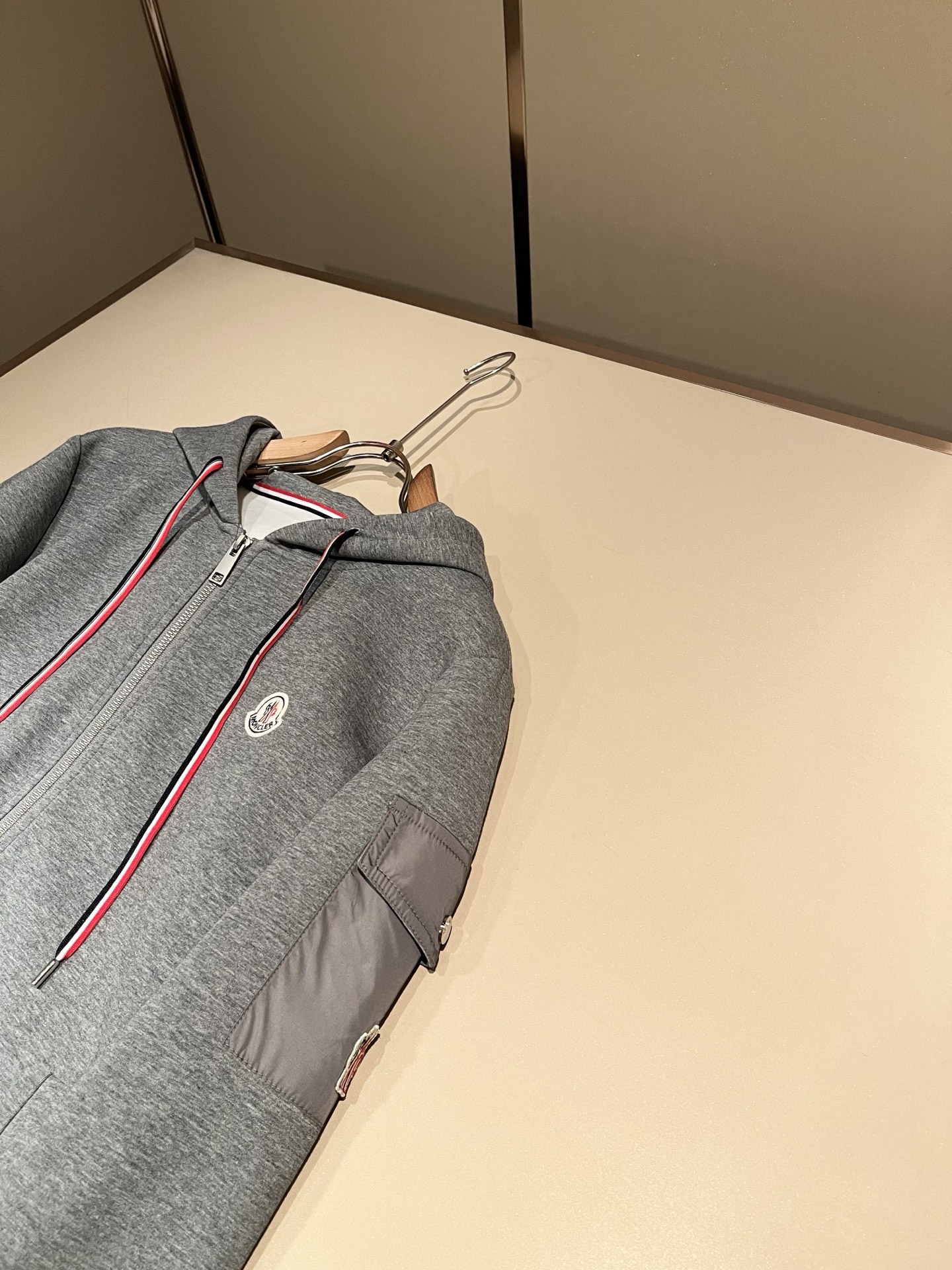 Moncler蒙家 2026秋冬最新男女同款👫贸易订单休闲套装,全品相!!网红款!采用logo图案徽章设计!上身舒适透气 Moncler蒙家 2026秋冬最新男女同款👫贸易订单休闲套装,全品相!!网红款!采用logo图案徽章设计!上身舒适透气