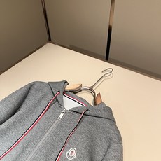 Moncler蒙家 2026秋冬最新男女同款👫贸易订单休闲套装,全品相!!网红款!采用logo图案徽章设计!上身舒适透气 Moncler蒙家 2026秋冬最新男女同款👫贸易订单休闲套装,全品相!!网红款!采用logo图案徽章设计!上身舒适透气