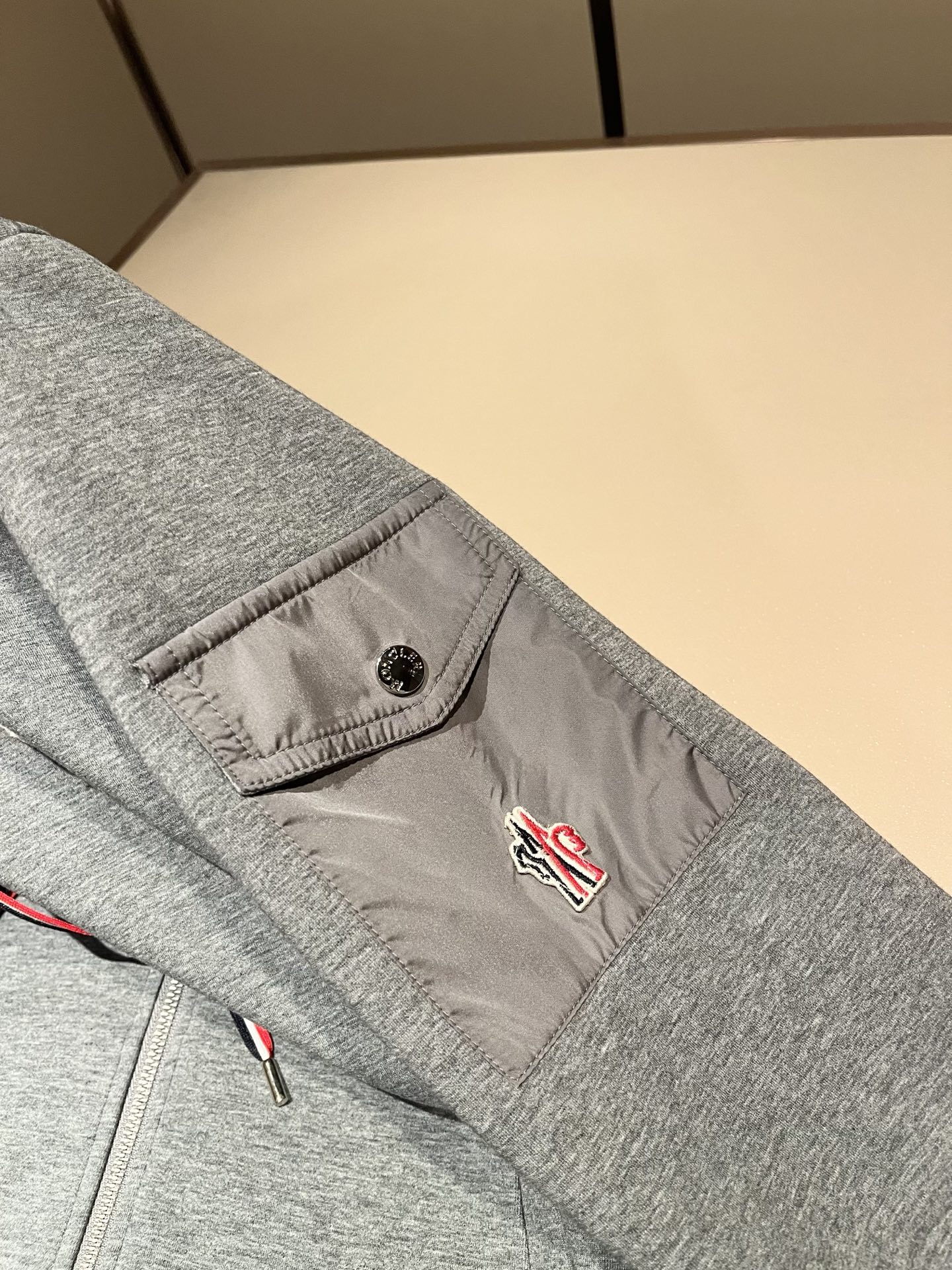 Moncler蒙家 2026秋冬最新男女同款👫贸易订单休闲套装,全品相!!网红款!采用logo图案徽章设计!上身舒适透气 Moncler蒙家 2026秋冬最新男女同款👫贸易订单休闲套装,全品相!!网红款!采用logo图案徽章设计!上身舒适透气