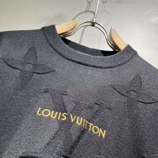 Louis Vuit*on 2026秋冬路易家族轻奢针织羊毛衫!男女同款👫装饰! 路易家族的新高端,细节品质永远的那么完 Louis Vuit*on 2026秋冬路易家族轻奢针织羊毛衫!男女同款👫装饰! 路易家族的新高端,细节品质永远的那么完