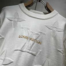 Louis Vuit*on 2026秋冬路易家族轻奢针织羊毛衫!男女同款👫装饰! 路易家族的新高端,细节品质永远的那么完 Louis Vuit*on 2026秋冬路易家族轻奢针织羊毛衫!男女同款👫装饰! 路易家族的新高端,细节品质永远的那么完