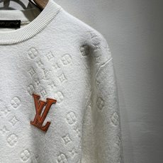 Louis Vuit*on 2026秋冬路易家族轻奢针织羊毛衫!男女同款👫装饰! 路易家族的新高端,细节品质永远的那么完 Louis Vuit*on 2026秋冬路易家族轻奢针织羊毛衫!男女同款👫装饰! 路易家族的新高端,细节品质永远的那么完