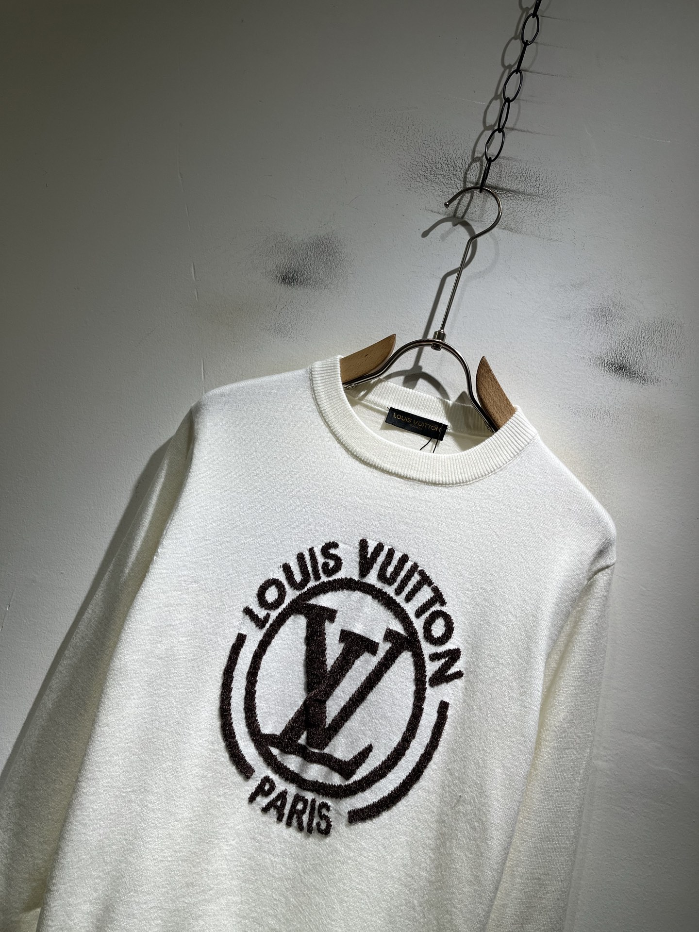 Louis Vuit*on 2026秋冬路易家族轻奢针织羊毛衫!男女同款👫装饰! 路易家族的新高端,细节品质永远的那么完 Louis Vuit*on 2026秋冬路易家族轻奢针织羊毛衫!男女同款👫装饰! 路易家族的新高端,细节品质永远的那么完