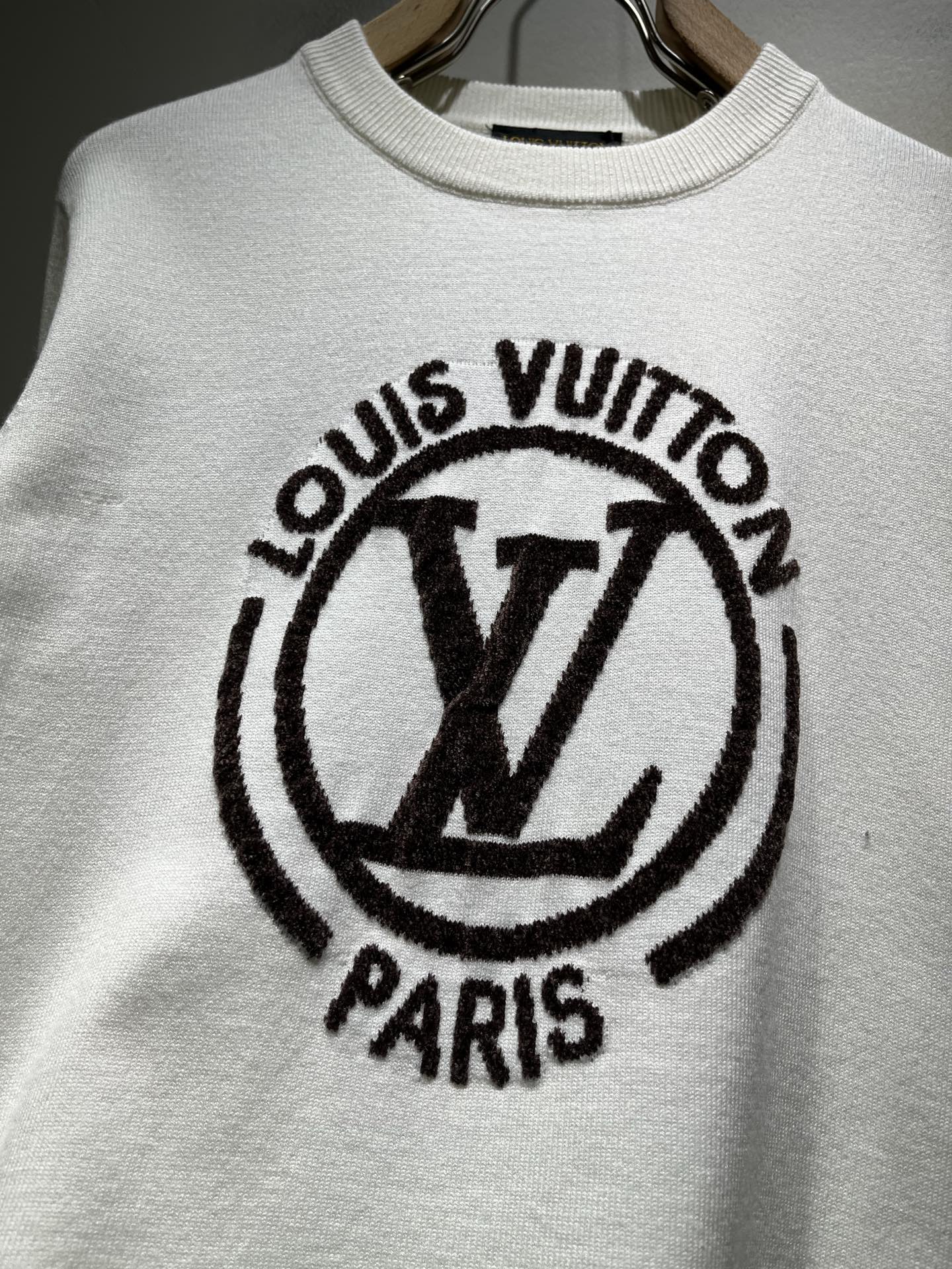 Louis Vuit*on 2026秋冬路易家族轻奢针织羊毛衫!男女同款👫装饰! 路易家族的新高端,细节品质永远的那么完 Louis Vuit*on 2026秋冬路易家族轻奢针织羊毛衫!男女同款👫装饰! 路易家族的新高端,细节品质永远的那么完