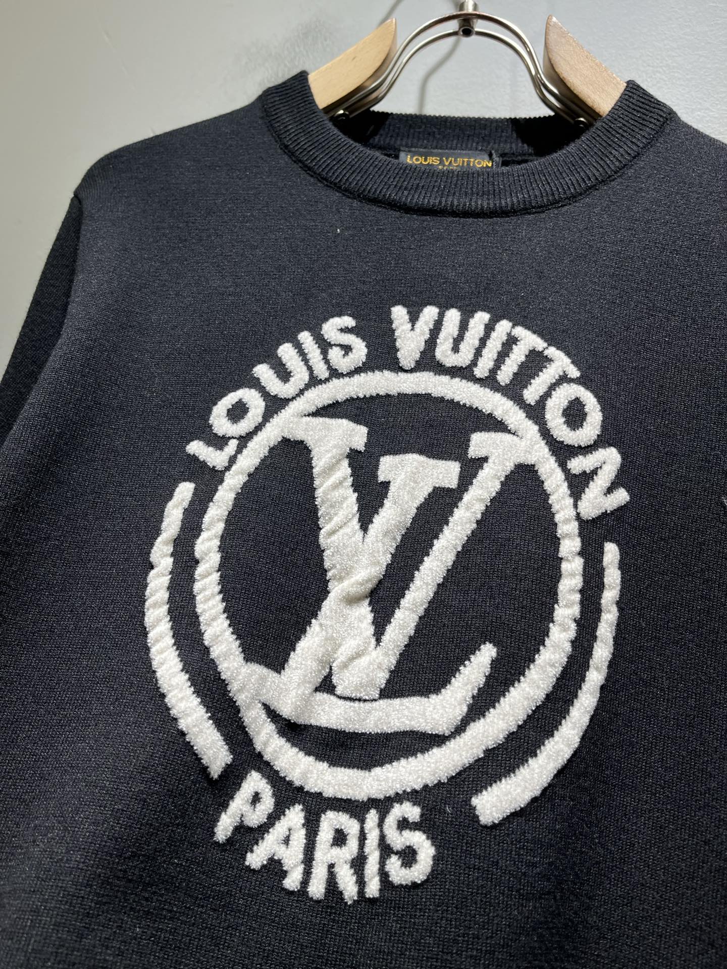 Louis Vuit*on 2026秋冬路易家族轻奢针织羊毛衫!男女同款👫装饰! 路易家族的新高端,细节品质永远的那么完 Louis Vuit*on 2026秋冬路易家族轻奢针织羊毛衫!男女同款👫装饰! 路易家族的新高端,细节品质永远的那么完