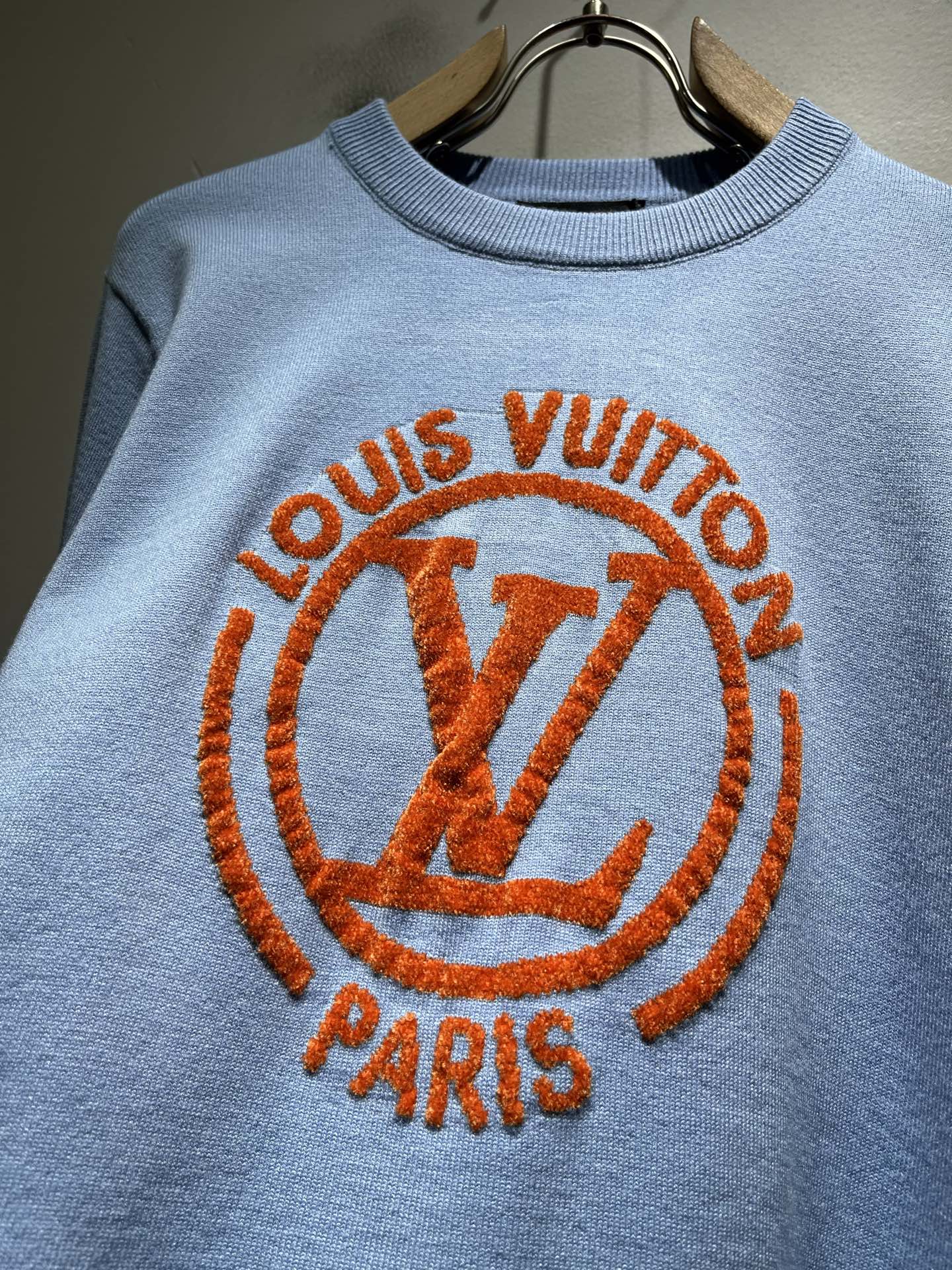 Louis Vuit*on 2026秋冬路易家族轻奢针织羊毛衫!男女同款👫装饰! 路易家族的新高端,细节品质永远的那么完 Louis Vuit*on 2026秋冬路易家族轻奢针织羊毛衫!男女同款👫装饰! 路易家族的新高端,细节品质永远的那么完