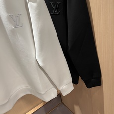LouisVuitt*路易*登 2026秋冬全新系列单品上线,非常时髦前卫的一款男女同款👫长袖卫衣,胸前标识logo刺绣 LouisVuitt*路易*登 2026秋冬全新系列单品上线,非常时髦前卫的一款男女同款👫长袖卫衣,胸前标识logo刺绣