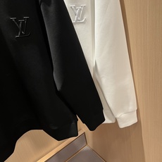LouisVuitt*路易*登 2026秋冬全新系列单品上线,非常时髦前卫的一款男女同款👫长袖卫衣,胸前标识logo刺绣 LouisVuitt*路易*登 2026秋冬全新系列单品上线,非常时髦前卫的一款男女同款👫长袖卫衣,胸前标识logo刺绣