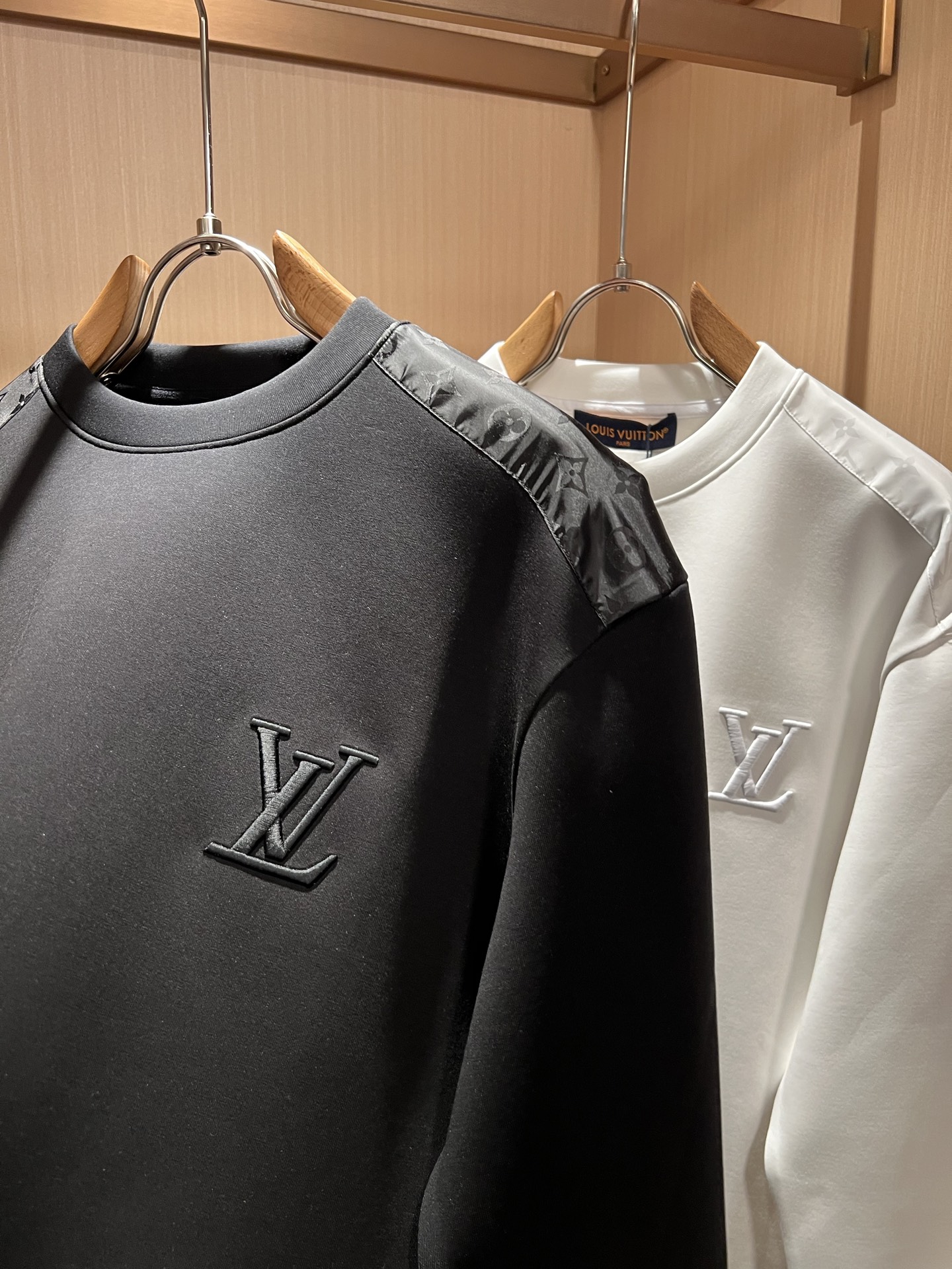 LouisVuitt*路易*登 2026秋冬全新系列单品上线,非常时髦前卫的一款男女同款👫长袖卫衣,胸前标识logo刺绣 LouisVuitt*路易*登 2026秋冬全新系列单品上线,非常时髦前卫的一款男女同款👫长袖卫衣,胸前标识logo刺绣