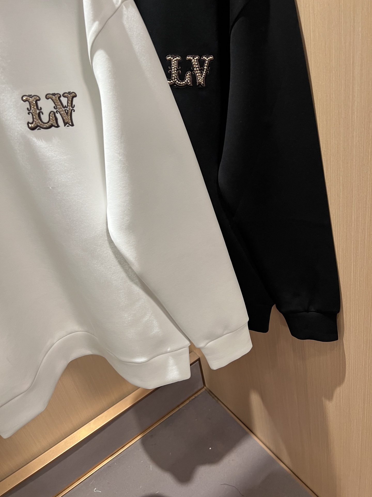 LouisVuitt*路易*登 2026秋冬全新系列单品上线,非常时髦前卫的一款男女同款👫长袖卫衣,胸前标识logo刺绣 LouisVuitt*路易*登 2026秋冬全新系列单品上线,非常时髦前卫的一款男女同款👫长袖卫衣,胸前标识logo刺绣