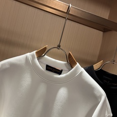 LouisVuitt*路易*登 2026秋冬全新系列单品上线,非常时髦前卫的一款男女同款👫长袖卫衣,胸前标识logo刺绣 LouisVuitt*路易*登 2026秋冬全新系列单品上线,非常时髦前卫的一款男女同款👫长袖卫衣,胸前标识logo刺绣