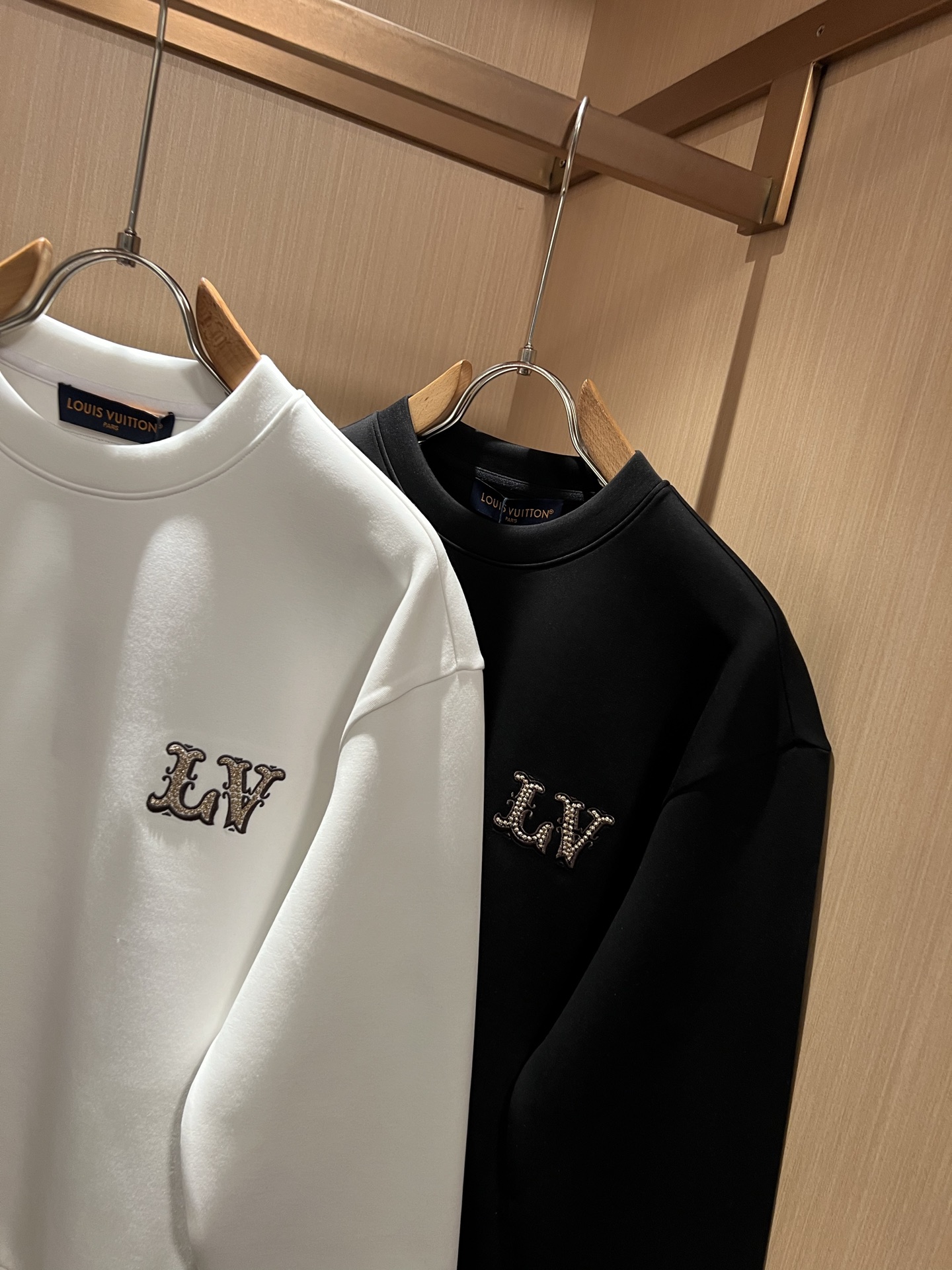 LouisVuitt*路易*登 2026秋冬全新系列单品上线,非常时髦前卫的一款男女同款👫长袖卫衣,胸前标识logo刺绣 LouisVuitt*路易*登 2026秋冬全新系列单品上线,非常时髦前卫的一款男女同款👫长袖卫衣,胸前标识logo刺绣