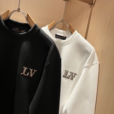 LouisVuitt*路易*登 2026秋冬全新系列单品上线,非常时髦前卫的一款男女同款👫长袖卫衣,胸前标识logo刺绣 LouisVuitt*路易*登 2026秋冬全新系列单品上线,非常时髦前卫的一款男女同款👫长袖卫衣,胸前标识logo刺绣