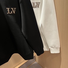 LouisVuitt*路易*登 2026秋冬全新系列单品上线,非常时髦前卫的一款男女同款👫长袖卫衣,胸前标识logo刺绣 LouisVuitt*路易*登 2026秋冬全新系列单品上线,非常时髦前卫的一款男女同款👫长袖卫衣,胸前标识logo刺绣