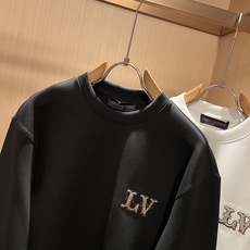 LouisVuitt*路易*登 2026秋冬全新系列单品上线,非常时髦前卫的一款男女同款👫长袖卫衣,胸前标识logo刺绣 LouisVuitt*路易*登 2026秋冬全新系列单品上线,非常时髦前卫的一款男女同款👫长袖卫衣,胸前标识logo刺绣