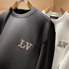 LouisVuitt*路易*登 2026秋冬全新系列单品上线,非常时髦前卫的一款男女同款👫长袖卫衣,胸前标识logo刺绣 LouisVuitt*路易*登 2026秋冬全新系列单品上线,非常时髦前卫的一款男女同款👫长袖卫衣,胸前标识logo刺绣