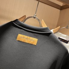 LouisVuitt*路易*登 2026秋冬全新系列单品上线,非常时髦前卫的一款男女同款👫长袖卫衣,胸前标识logo刺绣 LouisVuitt*路易*登 2026秋冬全新系列单品上线,非常时髦前卫的一款男女同款👫长袖卫衣,胸前标识logo刺绣