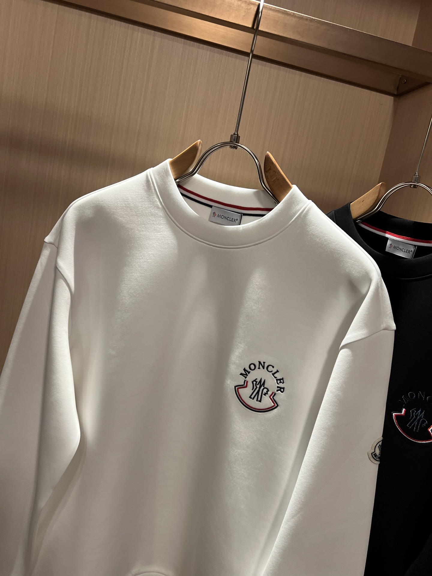 Moncl*r蒙*口2026秋冬男女同款情侣款👫最新的贸易订单长袖卫衣,全品相!!网红款!工艺采用图案logo刺绣工艺设 Moncl*r蒙*口2026秋冬男女同款情侣款👫最新的贸易订单长袖卫衣,全品相!!网红款!工艺采用图案logo刺绣工艺设