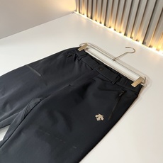 迪桑特DESCENTE,2026秋季新款休闲裤,自1935年荣耀至今的专业运动品牌。80余年来,始终坚持“Design 迪桑特DESCENTE,2026秋季新款休闲裤,自1935年荣耀至今的专业运动品牌。80余年来,始终坚持“Design