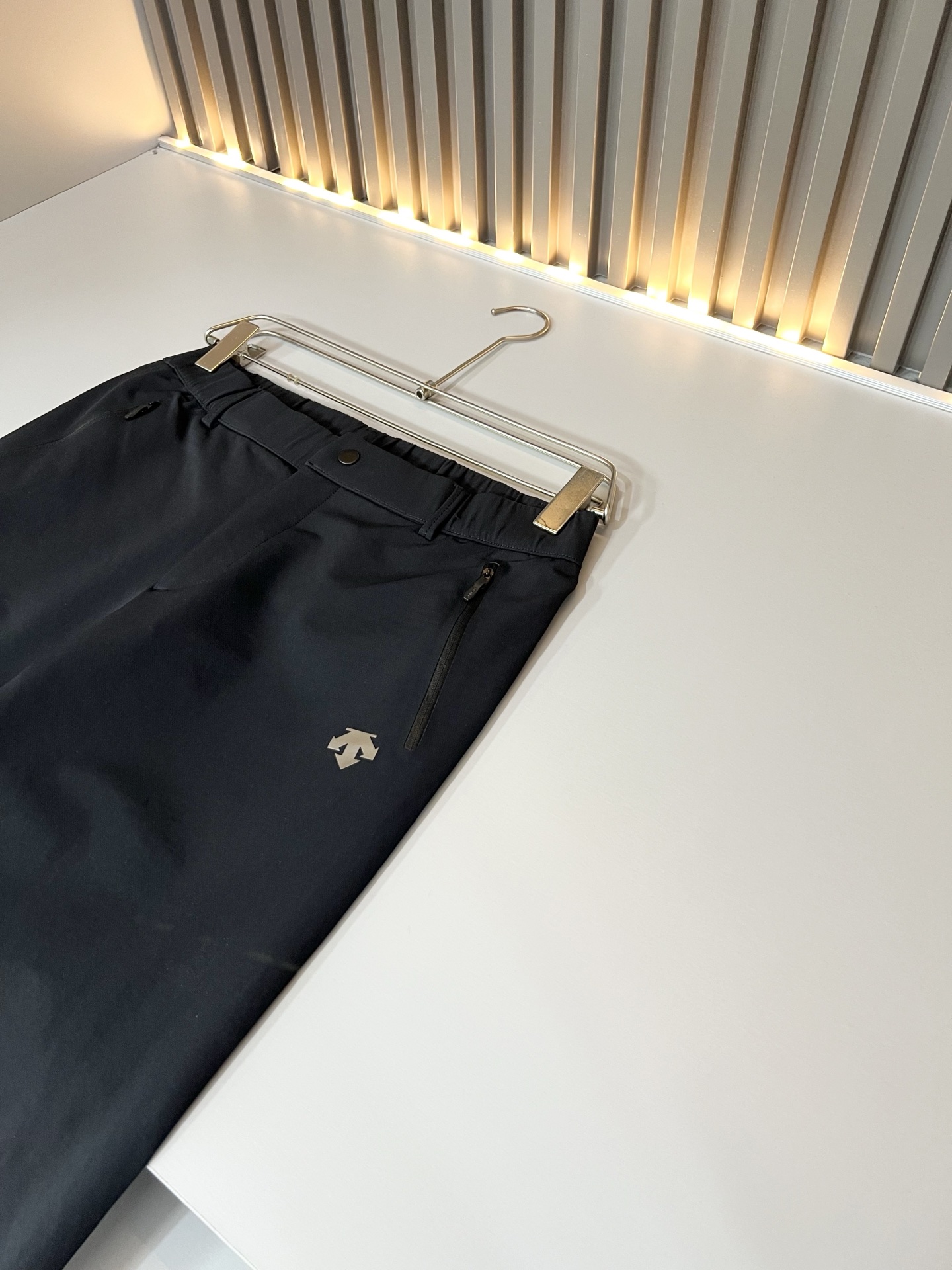 迪桑特DESCENTE,2026秋季新款休闲裤,自1935年荣耀至今的专业运动品牌。80余年来,始终坚持“Design 迪桑特DESCENTE,2026秋季新款休闲裤,自1935年荣耀至今的专业运动品牌。80余年来,始终坚持“Design