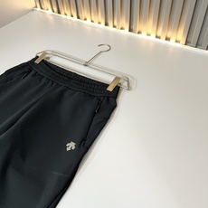 迪桑特DESCENTE,2026秋季新款休闲裤,自1935年荣耀至今的专业运动品牌。80余年来,始终坚持“Design 迪桑特DESCENTE,2026秋季新款休闲裤,自1935年荣耀至今的专业运动品牌。80余年来,始终坚持“Design