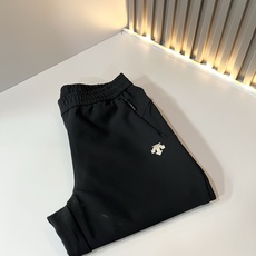迪桑特DESCENTE,2026秋季新款休闲裤,自1935年荣耀至今的专业运动品牌。80余年来,始终坚持“Design 迪桑特DESCENTE,2026秋季新款休闲裤,自1935年荣耀至今的专业运动品牌。80余年来,始终坚持“Design