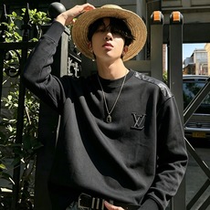 LouisVuitt*路易*登 2026秋冬全新系列单品上线,非常时髦前卫的一款男女同款👫长袖卫衣,胸前标识logo刺绣 LouisVuitt*路易*登 2026秋冬全新系列单品上线,非常时髦前卫的一款男女同款👫长袖卫衣,胸前标识logo刺绣