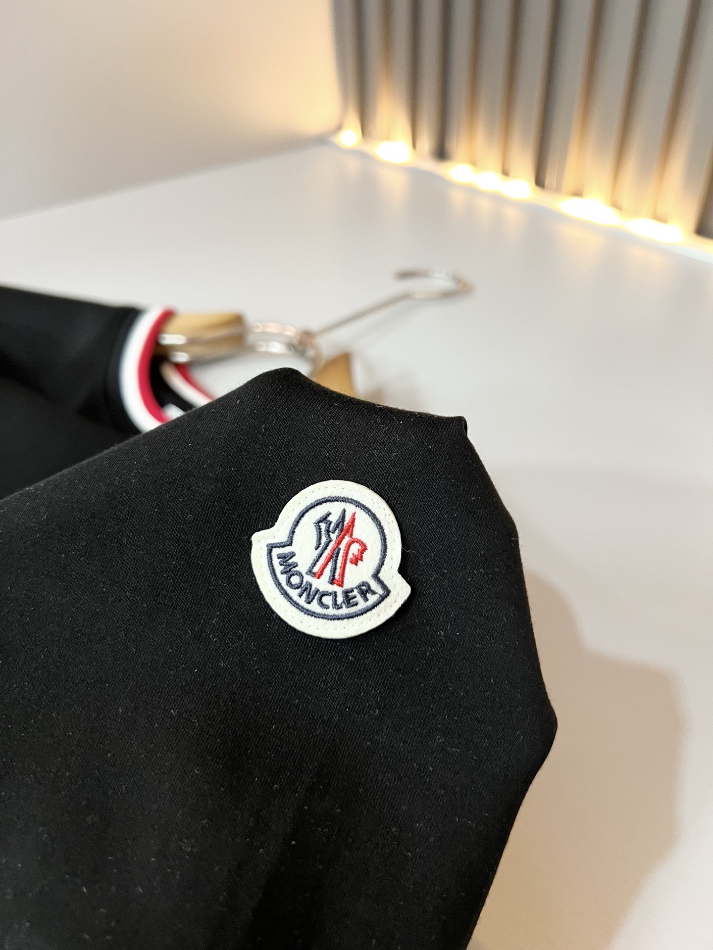 Moncler蒙口2026秋冬新款贸易订单短袖打底衫,全品相!!网红款!胸前logo图案刺绣设计!上身舒适透气,不僵硬, Moncler蒙口2026秋冬新款贸易订单短袖打底衫,全品相!!网红款!胸前logo图案刺绣设计!上身舒适透气,不僵硬,
