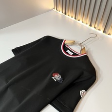 Moncler蒙口2026秋冬新款贸易订单短袖打底衫,全品相!!网红款!胸前logo图案刺绣设计!上身舒适透气,不僵硬, Moncler蒙口2026秋冬新款贸易订单短袖打底衫,全品相!!网红款!胸前logo图案刺绣设计!上身舒适透气,不僵硬,