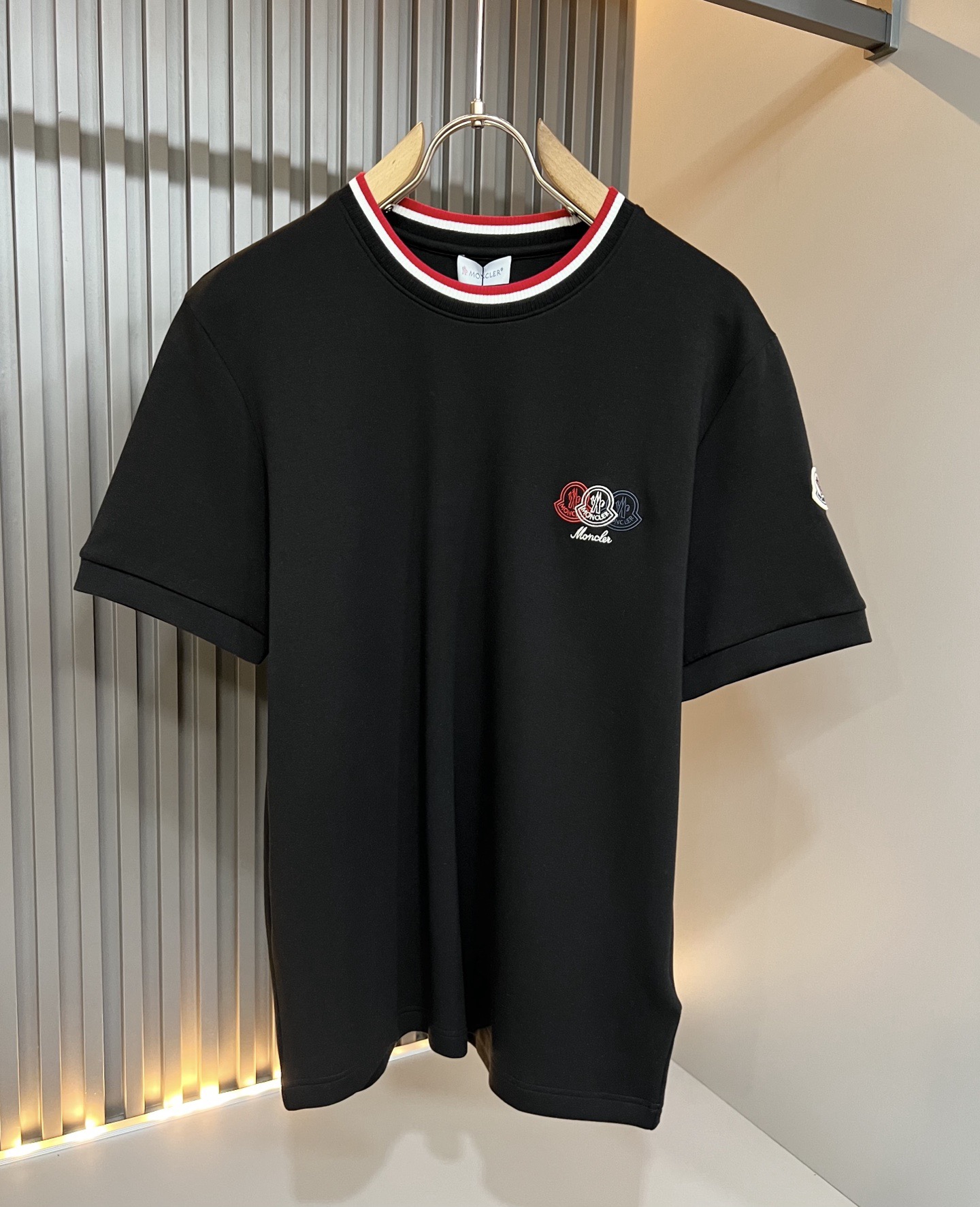 Moncler蒙口2026秋冬新款贸易订单短袖打底衫,全品相!!网红款!胸前logo图案刺绣设计!上身舒适透气,不僵硬, Moncler蒙口2026秋冬新款贸易订单短袖打底衫,全品相!!网红款!胸前logo图案刺绣设计!上身舒适透气,不僵硬,