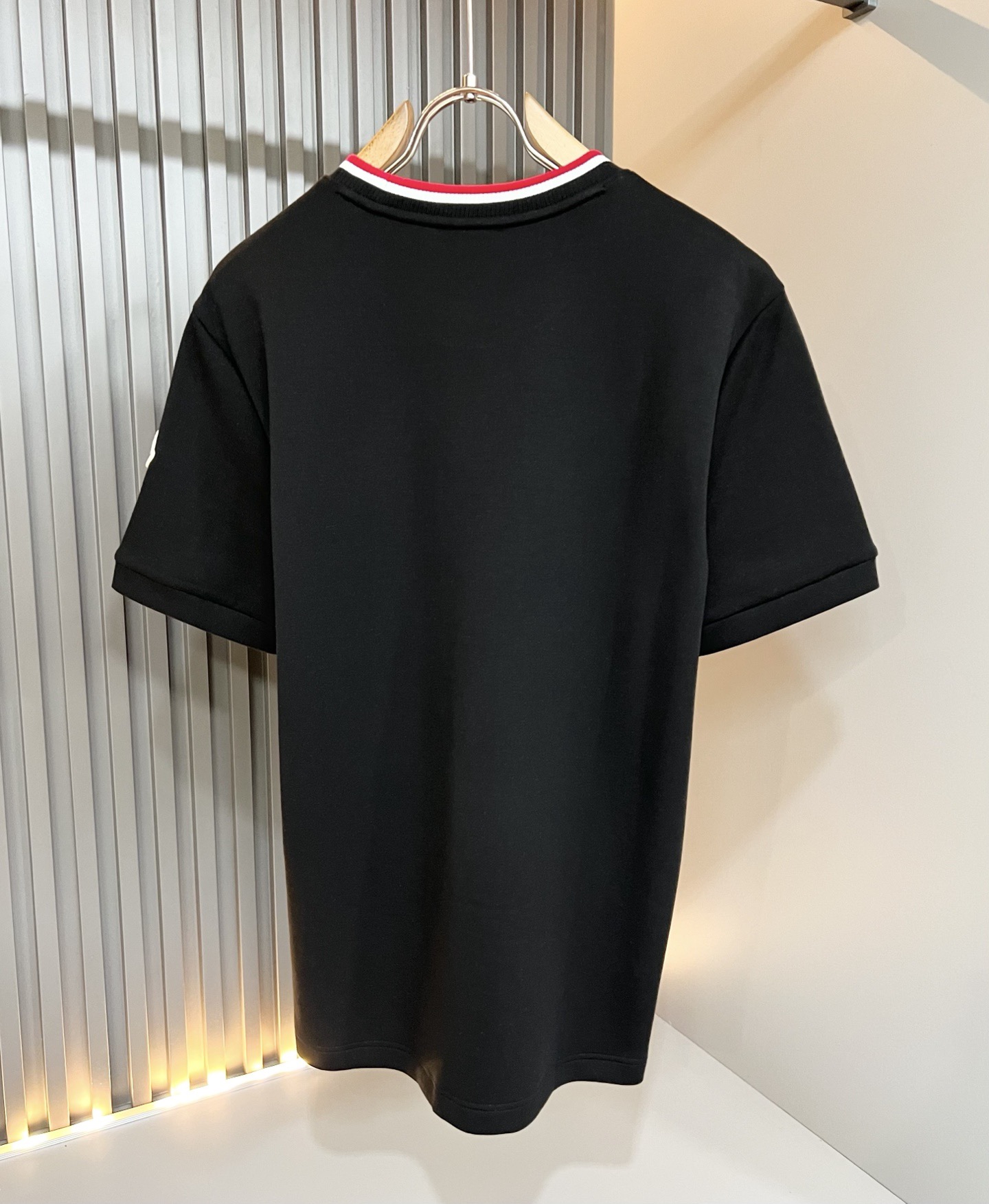 Moncler蒙口2026秋冬新款贸易订单短袖打底衫,全品相!!网红款!胸前logo图案刺绣设计!上身舒适透气,不僵硬, Moncler蒙口2026秋冬新款贸易订单短袖打底衫,全品相!!网红款!胸前logo图案刺绣设计!上身舒适透气,不僵硬,