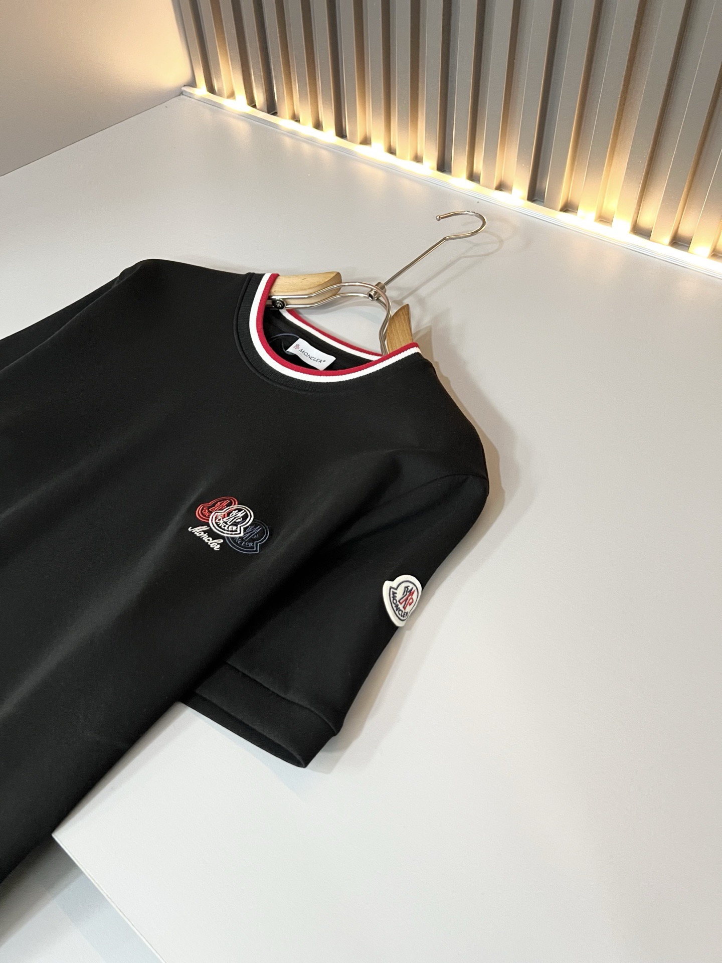 Moncler蒙口2026秋冬新款贸易订单短袖打底衫,全品相!!网红款!胸前logo图案刺绣设计!上身舒适透气,不僵硬, Moncler蒙口2026秋冬新款贸易订单短袖打底衫,全品相!!网红款!胸前logo图案刺绣设计!上身舒适透气,不僵硬,