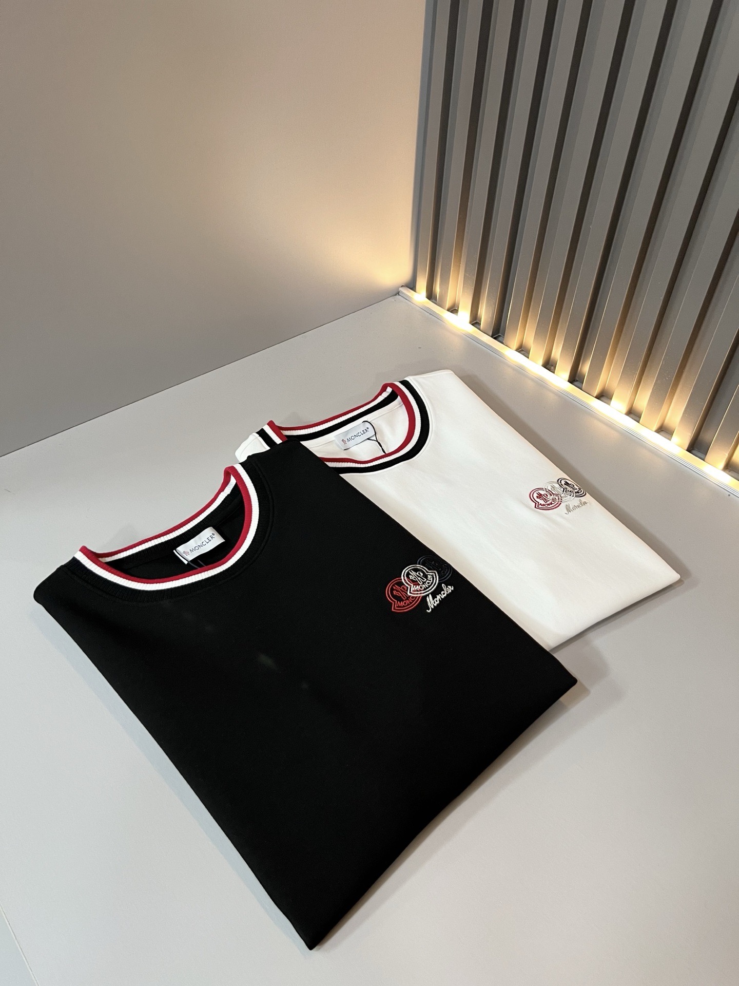 Moncler蒙口2026秋冬新款贸易订单短袖打底衫,全品相!!网红款!胸前logo图案刺绣设计!上身舒适透气,不僵硬, Moncler蒙口2026秋冬新款贸易订单短袖打底衫,全品相!!网红款!胸前logo图案刺绣设计!上身舒适透气,不僵硬,