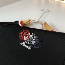 Moncler蒙口2026秋冬新款贸易订单短袖打底衫,全品相!!网红款!胸前logo图案刺绣设计!上身舒适透气,不僵硬, Moncler蒙口2026秋冬新款贸易订单短袖打底衫,全品相!!网红款!胸前logo图案刺绣设计!上身舒适透气,不僵硬,