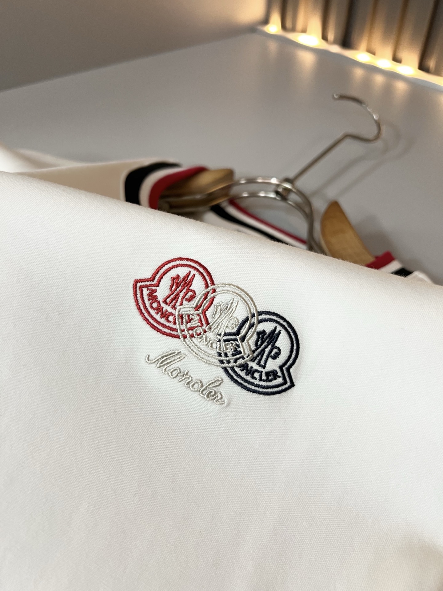 Moncler蒙口2026秋冬新款贸易订单短袖打底衫,全品相!!网红款!胸前logo图案刺绣设计!上身舒适透气,不僵硬, Moncler蒙口2026秋冬新款贸易订单短袖打底衫,全品相!!网红款!胸前logo图案刺绣设计!上身舒适透气,不僵硬,