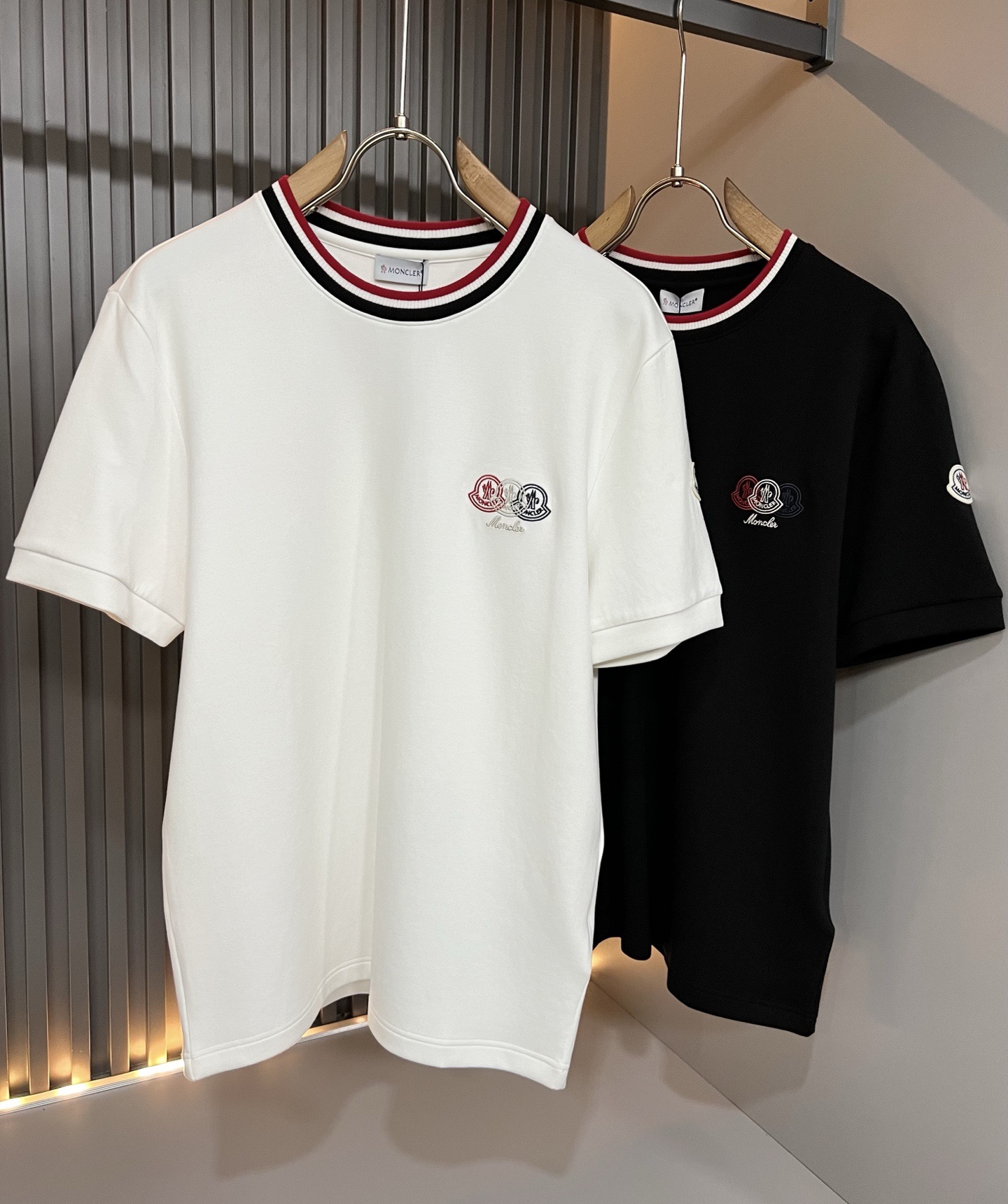 Moncler蒙口2026秋冬新款贸易订单短袖打底衫,全品相!!网红款!胸前logo图案刺绣设计!上身舒适透气,不僵硬, Moncler蒙口2026秋冬新款贸易订单短袖打底衫,全品相!!网红款!胸前logo图案刺绣设计!上身舒适透气,不僵硬,