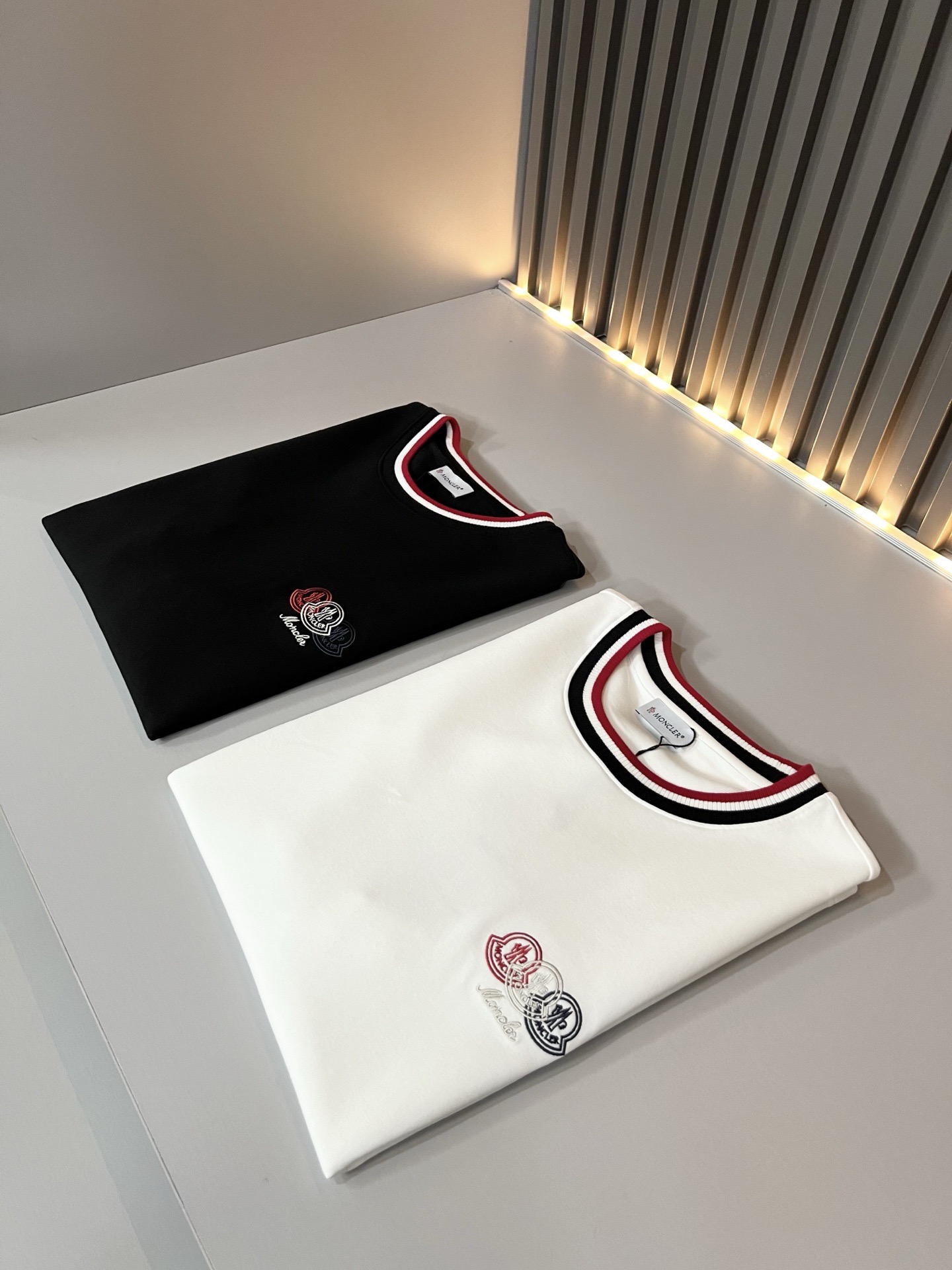 Moncler蒙口2026秋冬新款贸易订单短袖打底衫,全品相!!网红款!胸前logo图案刺绣设计!上身舒适透气,不僵硬, Moncler蒙口2026秋冬新款贸易订单短袖打底衫,全品相!!网红款!胸前logo图案刺绣设计!上身舒适透气,不僵硬,
