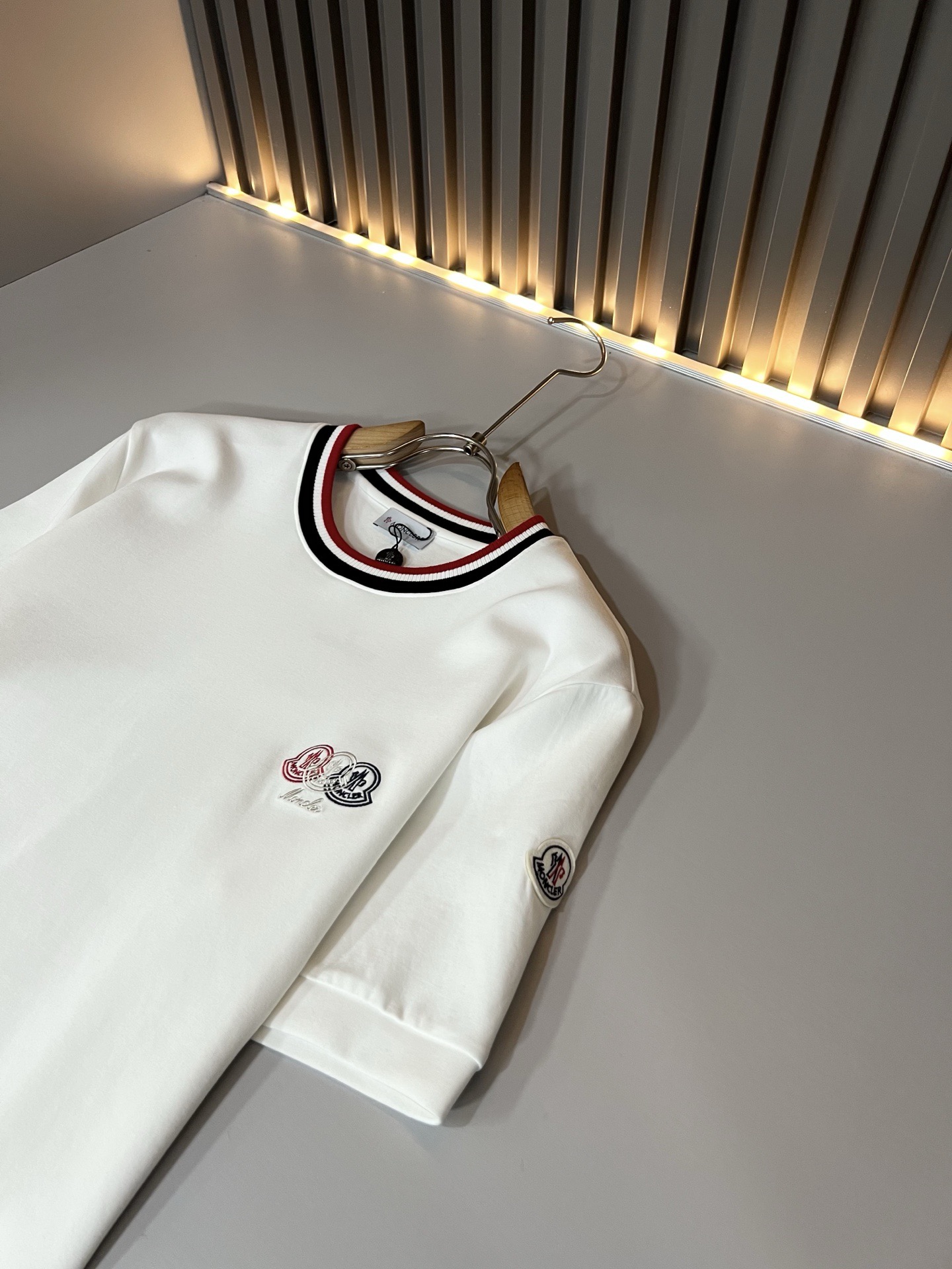 Moncler蒙口2026秋冬新款贸易订单短袖打底衫,全品相!!网红款!胸前logo图案刺绣设计!上身舒适透气,不僵硬, Moncler蒙口2026秋冬新款贸易订单短袖打底衫,全品相!!网红款!胸前logo图案刺绣设计!上身舒适透气,不僵硬,