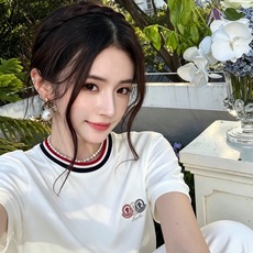 Moncler蒙口2026秋冬新款贸易订单短袖打底衫,全品相!!网红款!胸前logo图案刺绣设计!上身舒适透气,不僵硬, Moncler蒙口2026秋冬新款贸易订单短袖打底衫,全品相!!网红款!胸前logo图案刺绣设计!上身舒适透气,不僵硬,