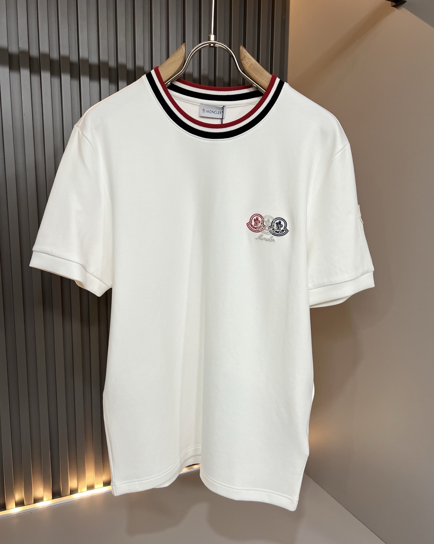 Moncler蒙口2026秋冬新款贸易订单短袖打底衫,全品相!!网红款!胸前logo图案刺绣设计!上身舒适透气,不僵硬, Moncler蒙口2026秋冬新款贸易订单短袖打底衫,全品相!!网红款!胸前logo图案刺绣设计!上身舒适透气,不僵硬,