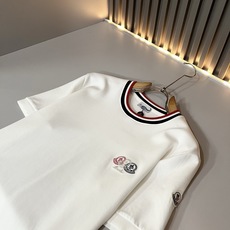 Moncler蒙口2026秋冬新款贸易订单短袖打底衫,全品相!!网红款!胸前logo图案刺绣设计!上身舒适透气,不僵硬, Moncler蒙口2026秋冬新款贸易订单短袖打底衫,全品相!!网红款!胸前logo图案刺绣设计!上身舒适透气,不僵硬,