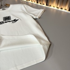 Giv*chy/纪*希2026秋冬新款男女同款👫短袖打底衫,主创时尚注入了全新时尚能量。通过探索各种题材和性感魅力,极具 Giv*chy/纪*希2026秋冬新款男女同款👫短袖打底衫,主创时尚注入了全新时尚能量。通过探索各种题材和性感魅力,极具